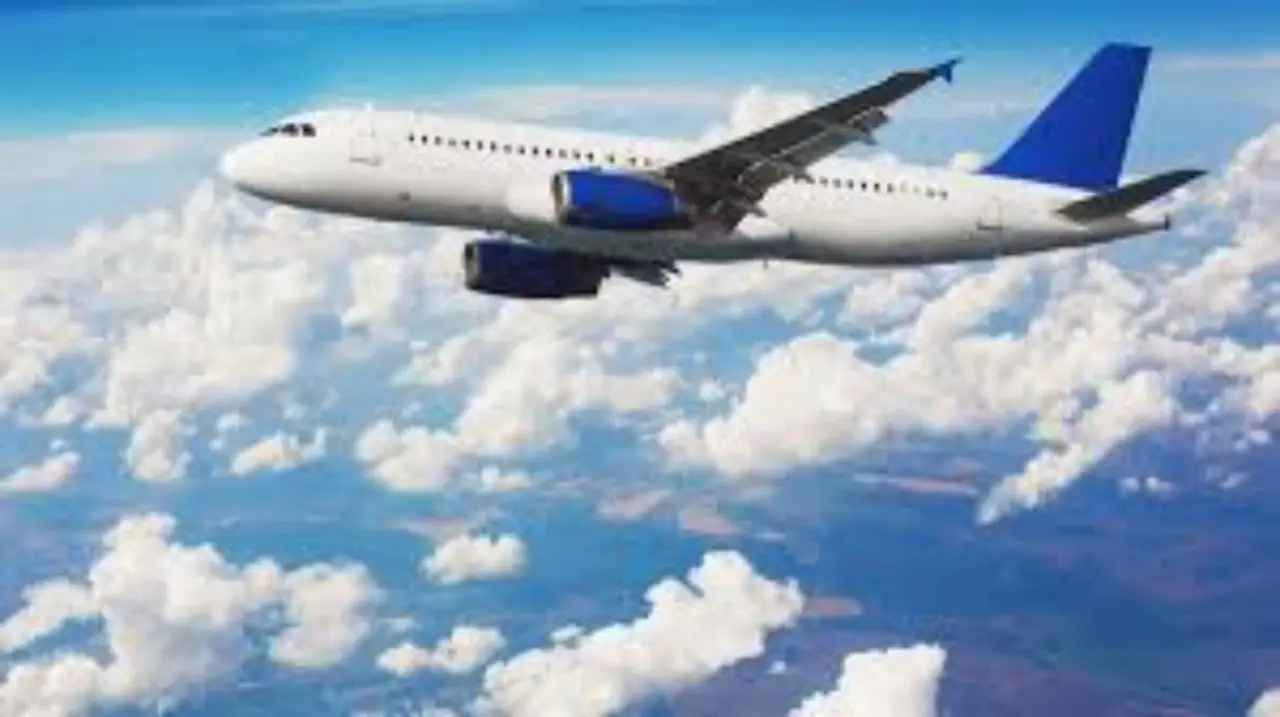 Stipendi delle hostess cosa c’è da sapere tra retribuzioni reali e retroscena della professione